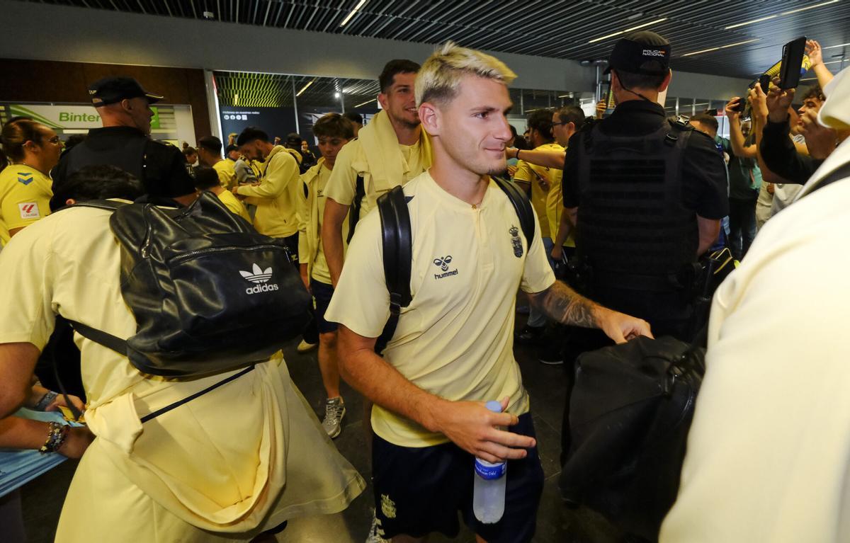 Aficionados reciben a la UD Las Palmas en el aeropuerto tras sellar el playoff