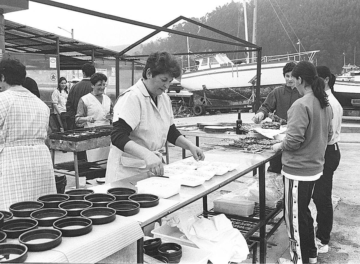 Preparación de angula en el antiguo y desaparecido Gurugú, en el festival de la angula de 1999.