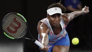 Venus Williams devuelve una bola a Belinda Bencic, durante el duelo de la primera jornada en Australia.