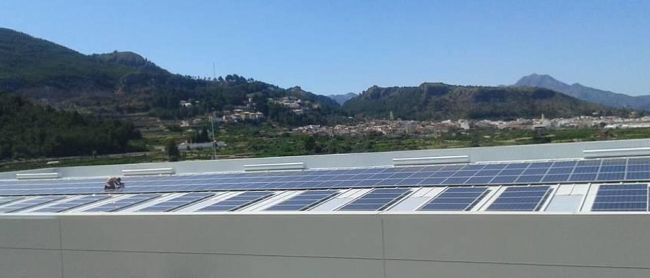 La instalación de las placas fotovoltaicas sobre la cubierta de la empresa Betelgeux-Christeyns.