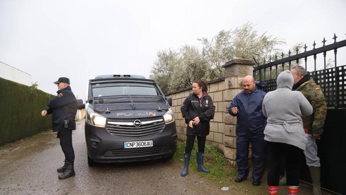 Los vecinos de Guadalvalle, pendientes del avance de la riada