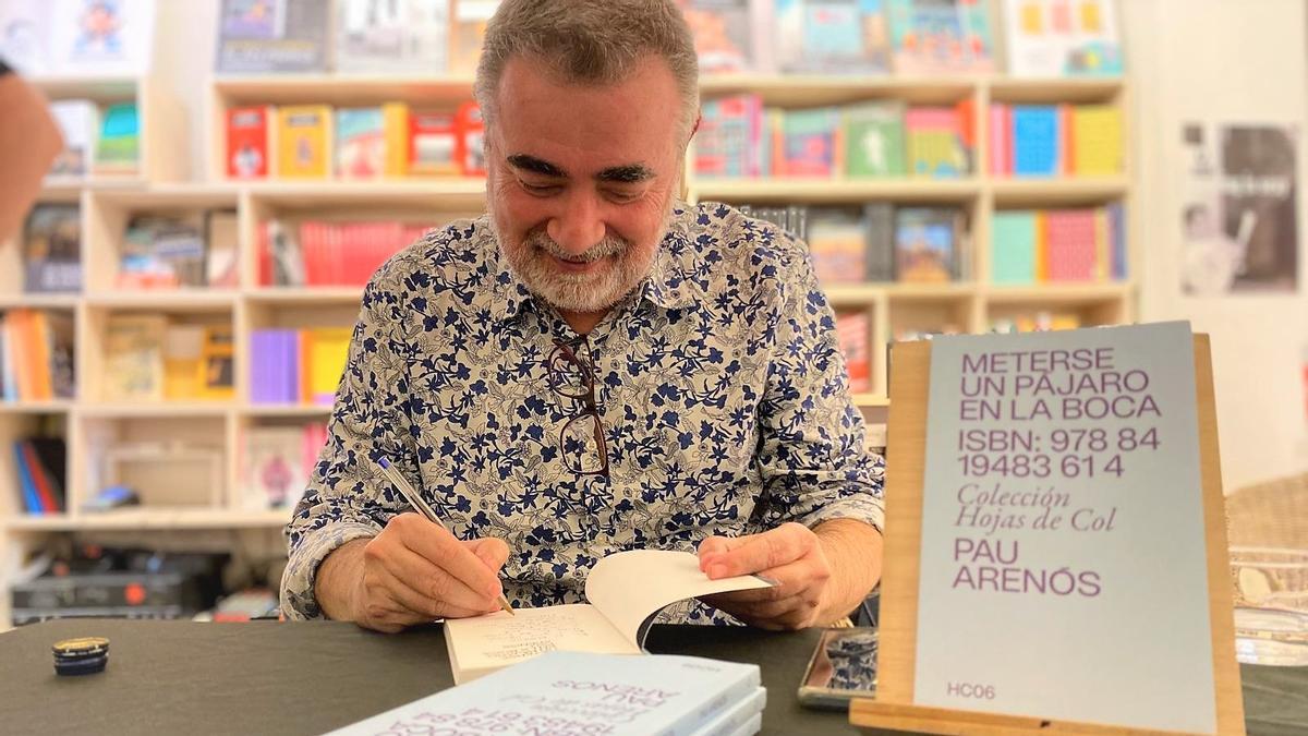 Pau Arenós, firmando ejemplares de su libro 'Meterse un pájaro en la boca', en la librería +Bernat.