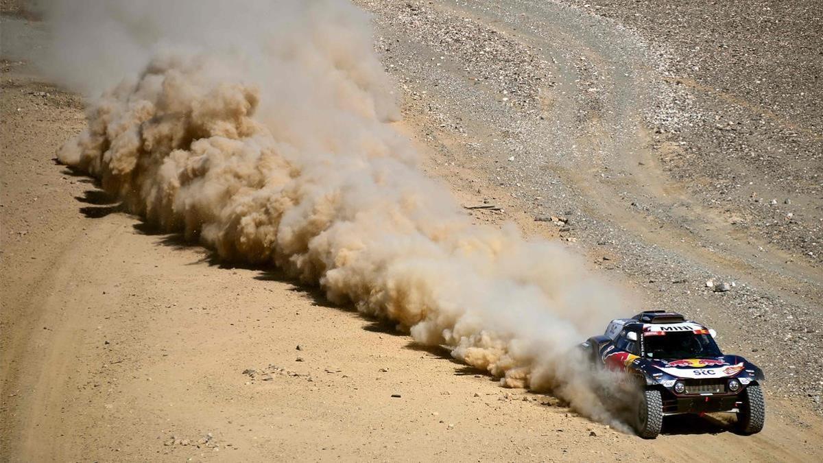 Mini s Spanish driver Carlos Sainz and co-driver Lucas Cruz compete during Stage 1 of the 2021 Dakar Rally between Jeddah and Bisha in Saudi Arabia  on January 3  2021  - during the prologue near the Saudi city of Jeddah  on the eve of the 2021 Dakar Rally  on January 2  2021 (Photo by FRANCK FIFE   AFP)