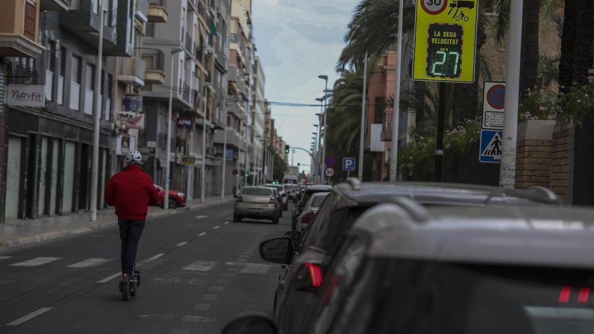 La calle Juan Carlos I, sin carril bici y con radar
