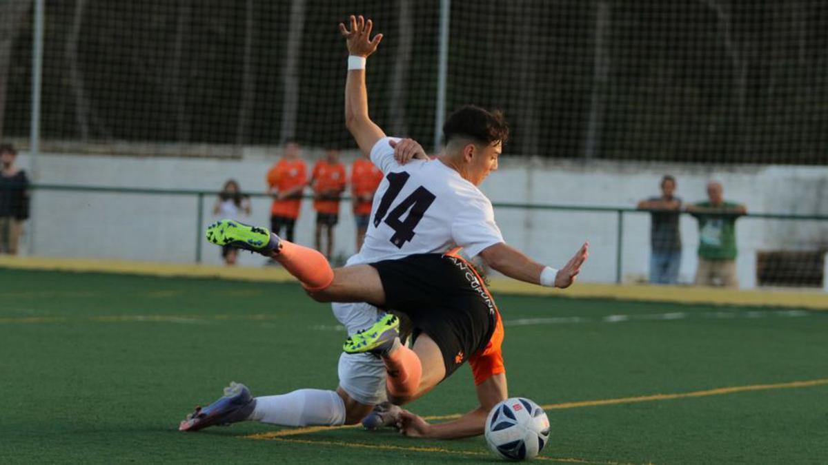 Álex Sánchez, de la Peña B, cae con un rival de la Penya. | V.MARÍ