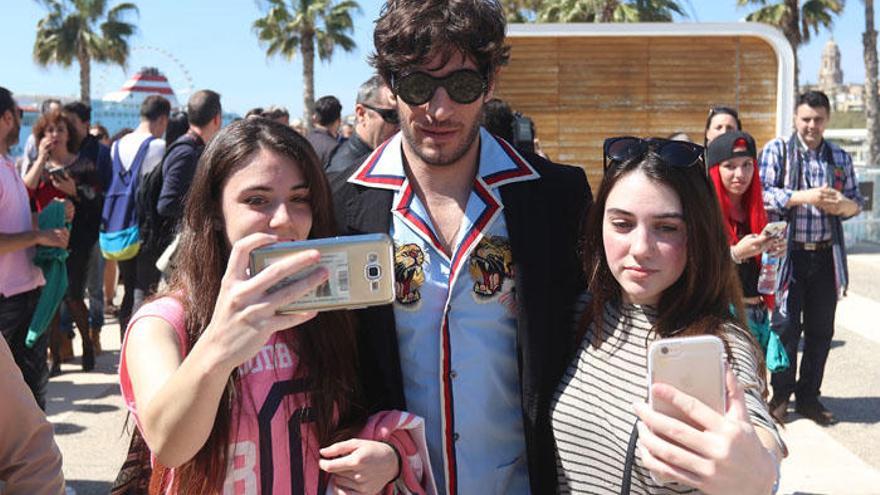 Quim Gutiérrez se fotografía con unos fans, ayer en el Festival de Málaga.