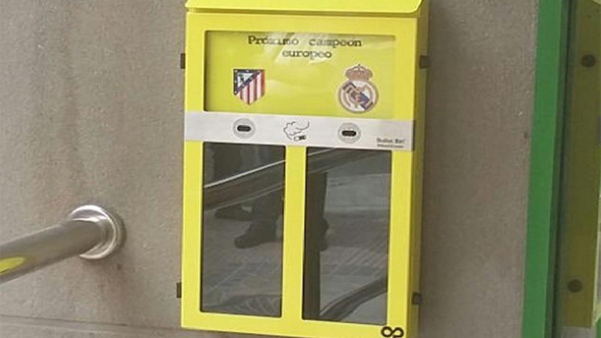 Uno de los ceniceros instalados en Madrid con motivo de la final de Champions