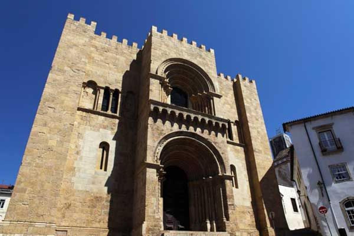 Fachada de la Catedral Vieja de Coimbra, construida en 1162 en estilo románico.