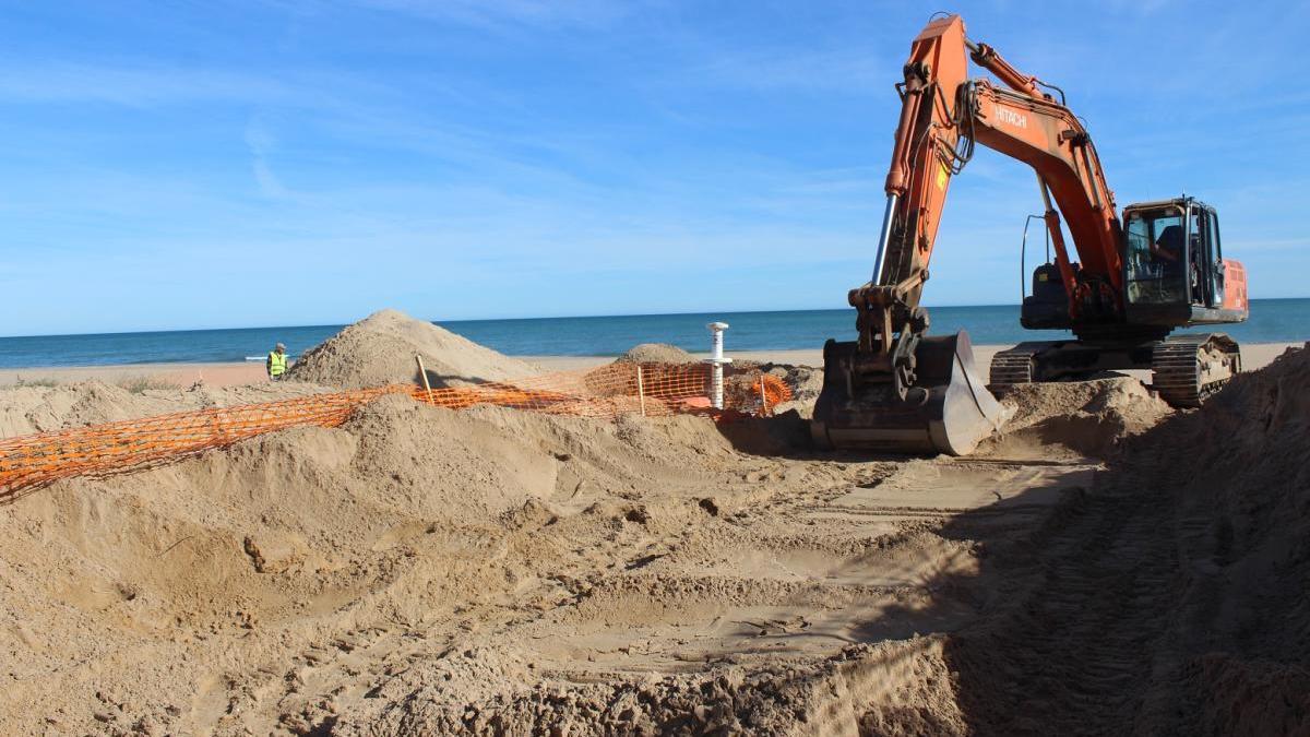 Labores de extracción de arena en la playa de Xeraco, esta misma semana.