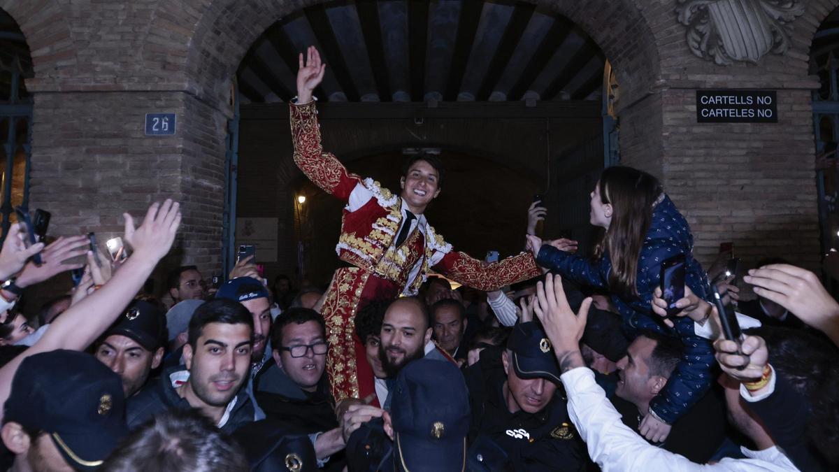 Andrés Roca Rey sale por la puerta grande de València