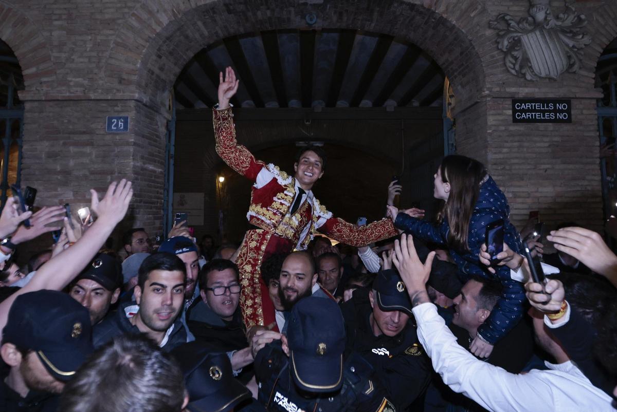 Andrés Roca Rey sale por la puerta grande de València