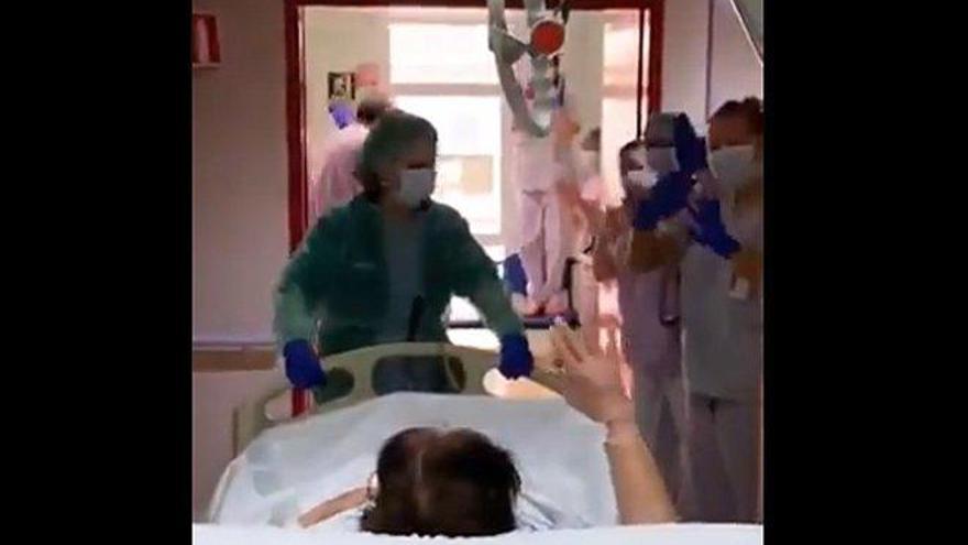 Coronavirus: aplausos para la primera paciente con covid-19 que sale de la UCI en Castellón