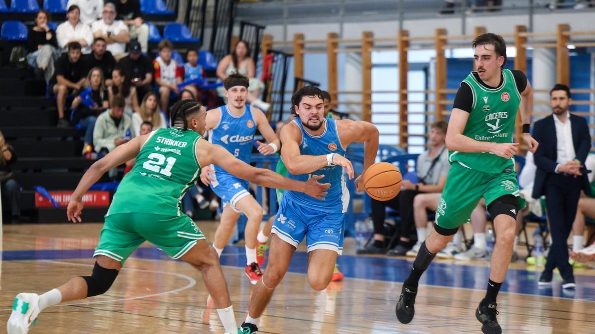Imagen de un lance del duelo entre el Class Sant Antoni y el Cáceres.