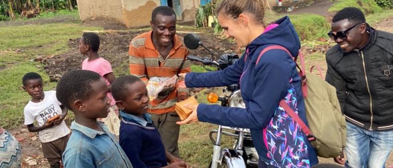 Anaïs reparte alimentos a la población ugandesa, que «te da mucho más de lo que aportas». | LEVANTE-EMV
