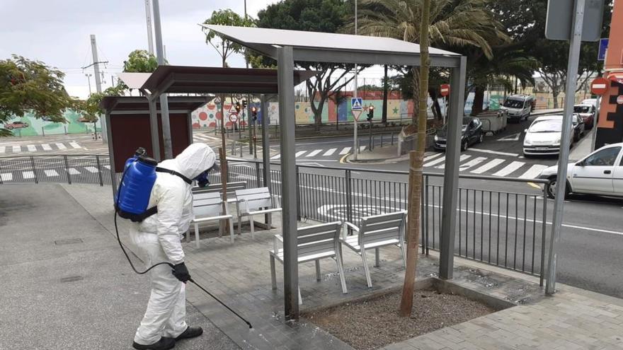 Un operario de limpieza del Ayuntamiento de Santa Cruz.