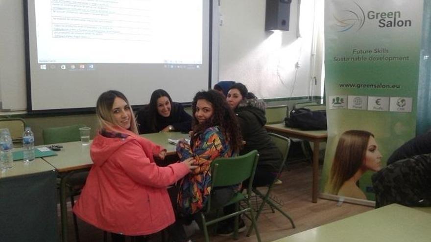 Alumnas del IES El Palo durante la presentación en el IES Isidoro Sánchez