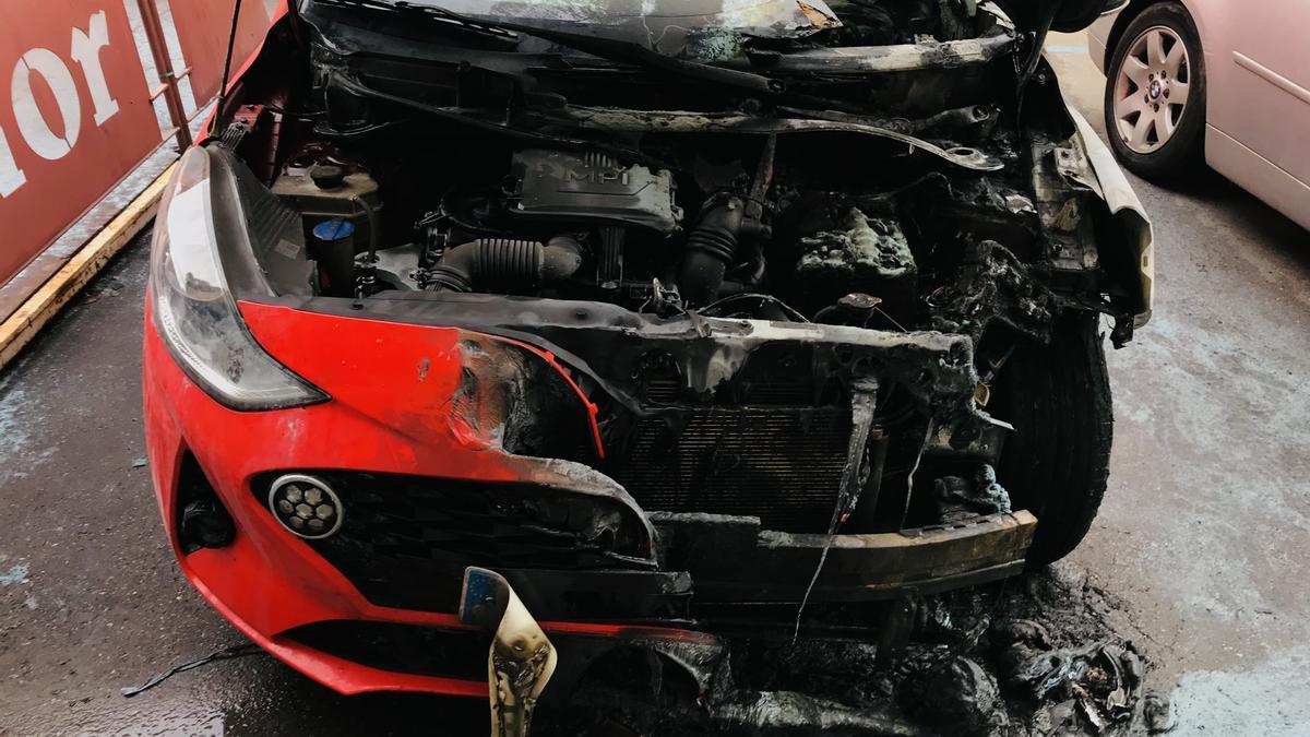 Coche calcinado en Zamora