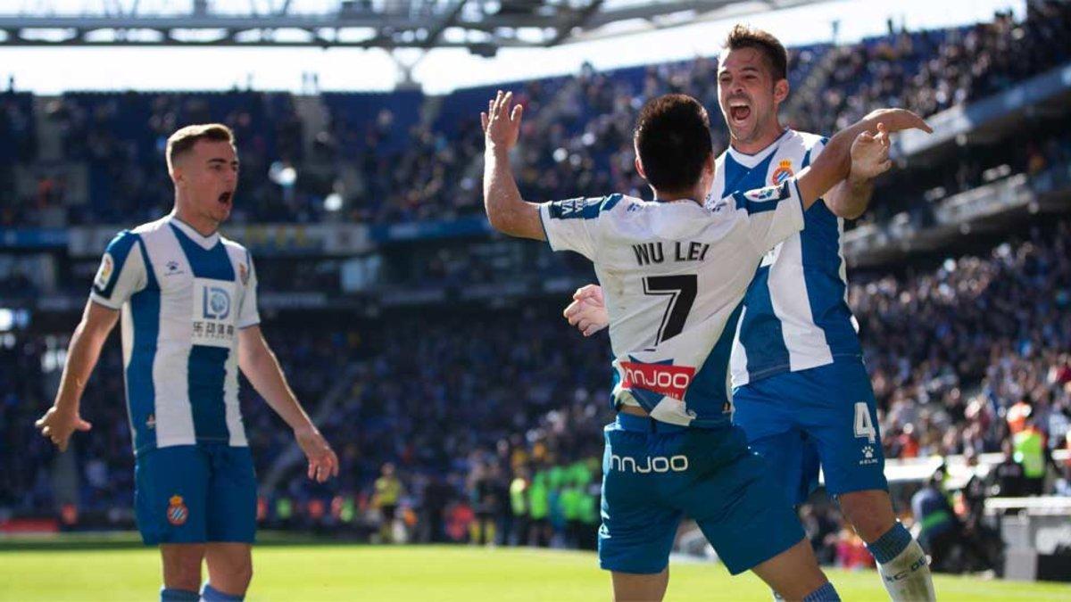 Adrià Pedrosa, Wu Lei y Víctor Sánchez celebran un gol del Espanyol