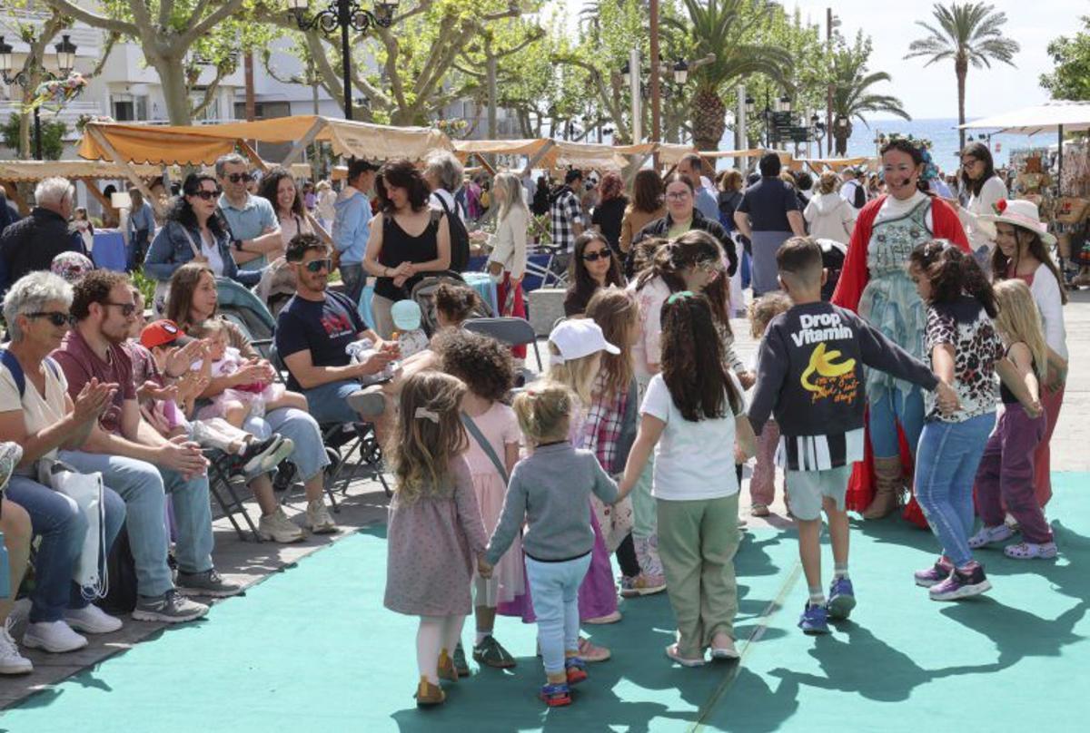 Libros y música por Sant Jordi en el paseo de Santa Eulària | FOTOS DE TONI ESCOBAR