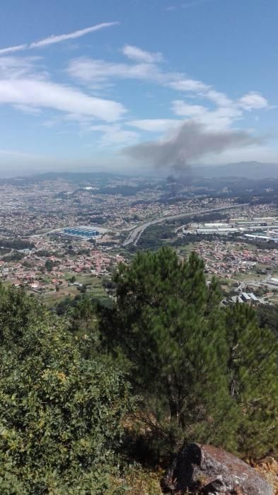 Llamas y humo del incendio de Beade. // C. G. / L. B. / S. P. / M. R.