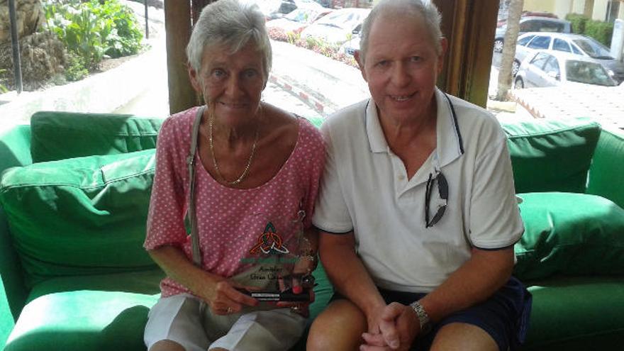 La irlandesa Angela Murphy junto a su marido, Jimy Roche, en Playa del Inglés.