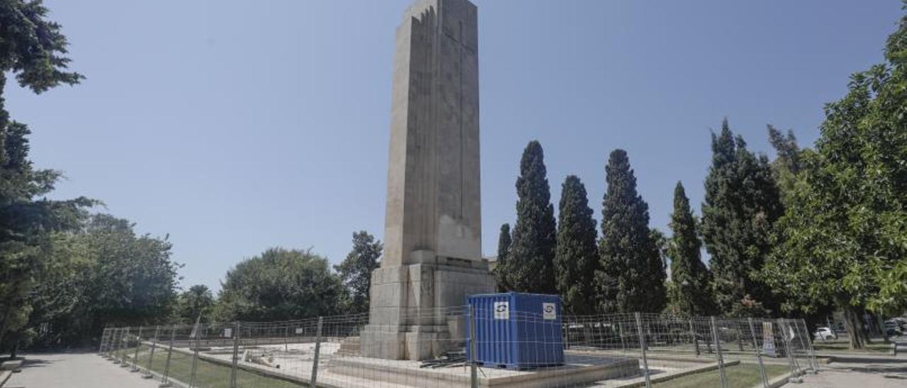 El monolito de la discordia en la plaza de sa Feixina.