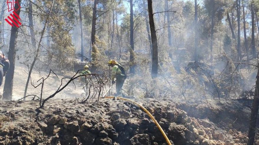 Imagen de un bombero trabajando en el incendio de Villanueva de Viver