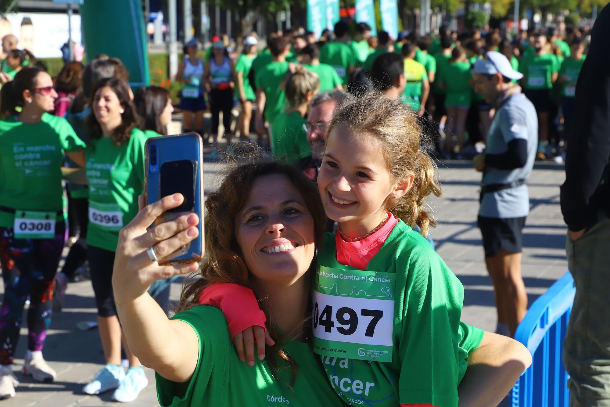 La Asociación Española contra el Cáncer convierte el Vial en una gran marea verde