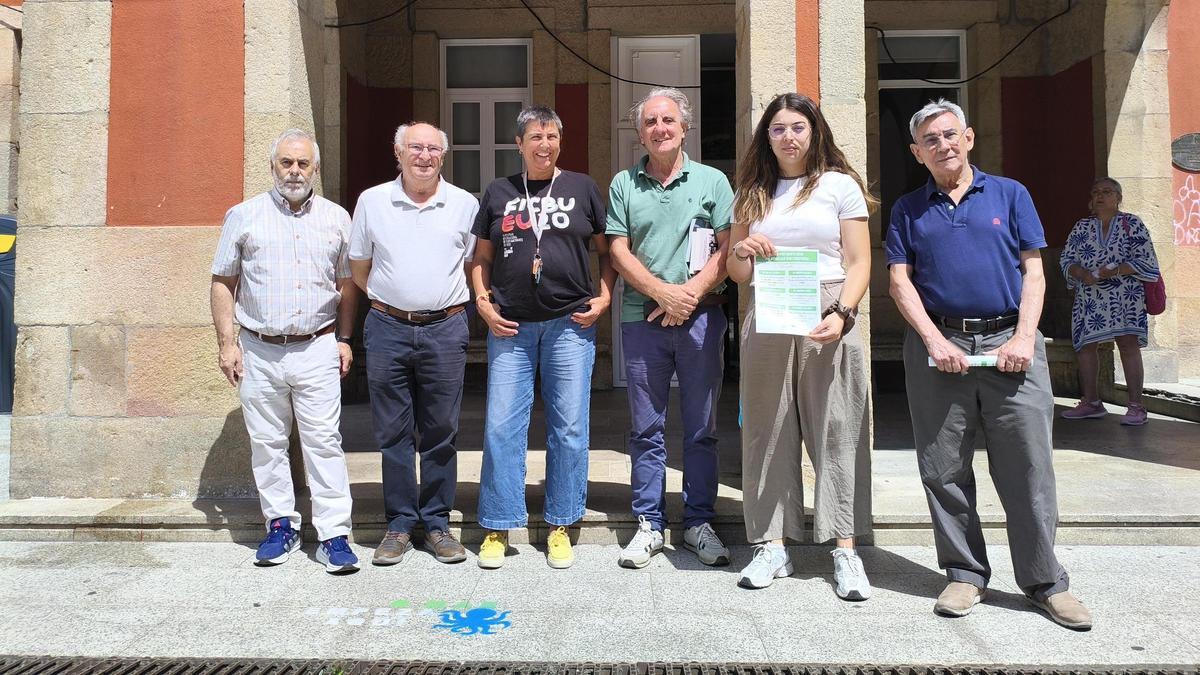 Representantes del colectivo O Mar por Diante junto a la edil de Cultura, Carmen García.