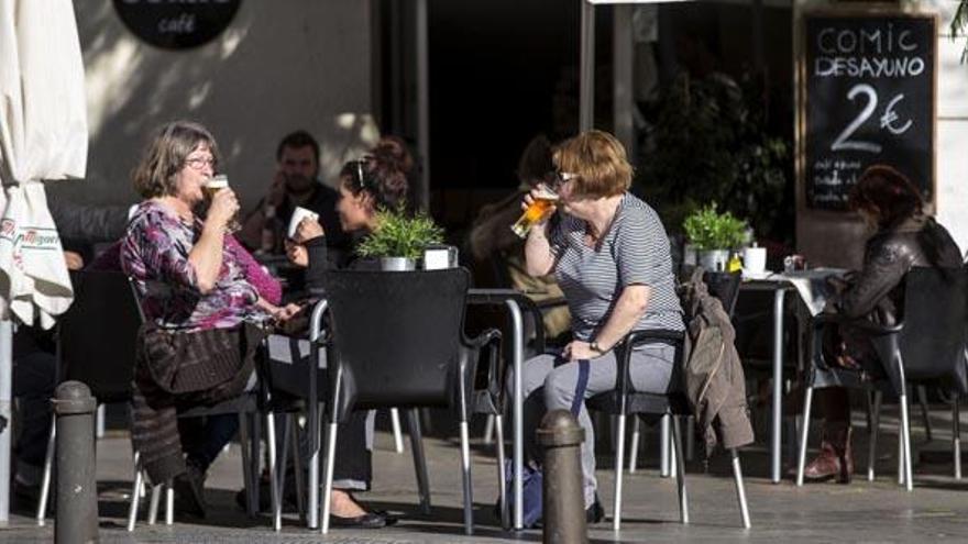 Valencia estudia cobrar las tasas de terrazas y vados según la zona donde estén