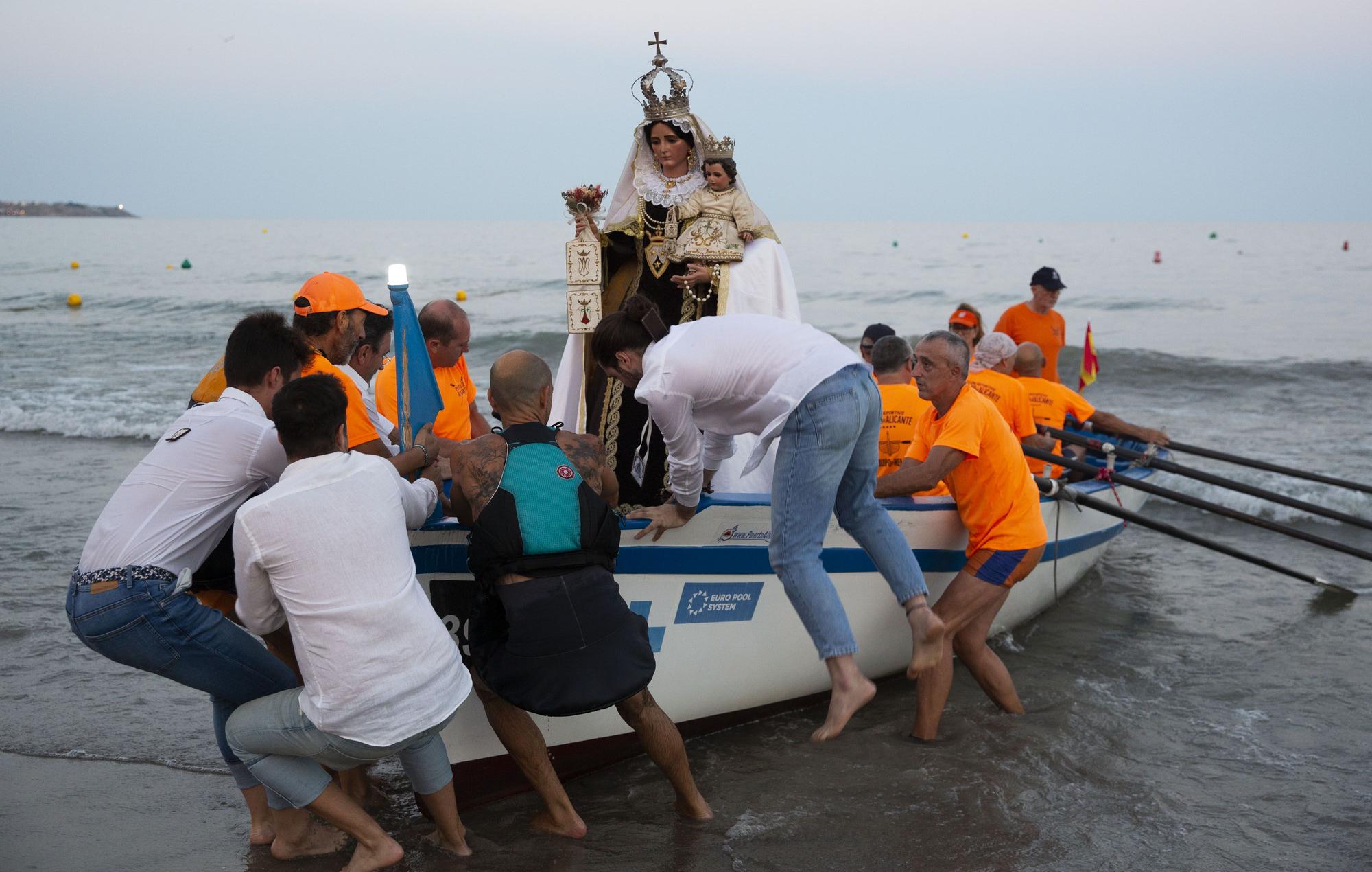 La Virgen del Carmen desembarca en la playa del Postiguet de Alicante