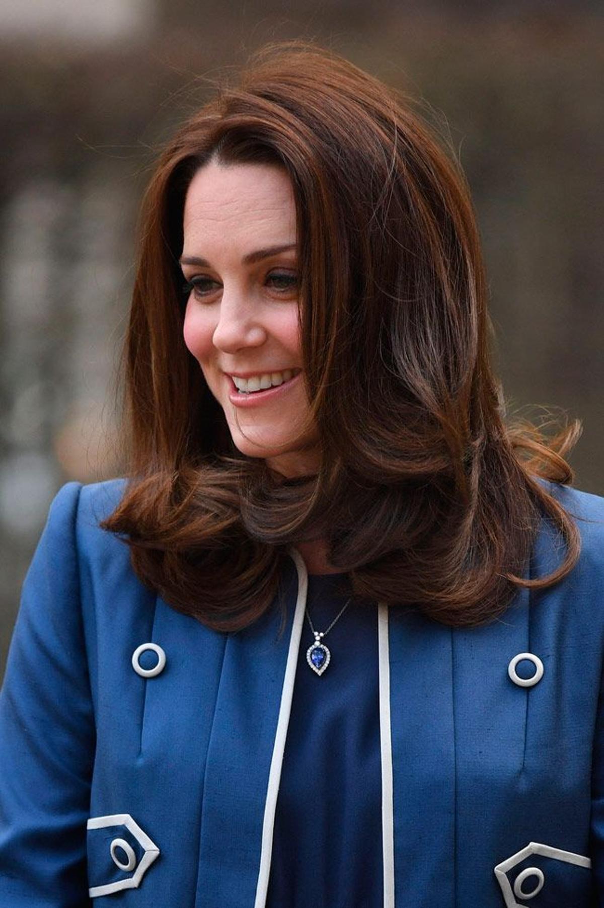 Detalle del colgante de Kate Middleton en su visita al hospital St. Thomas de Londres