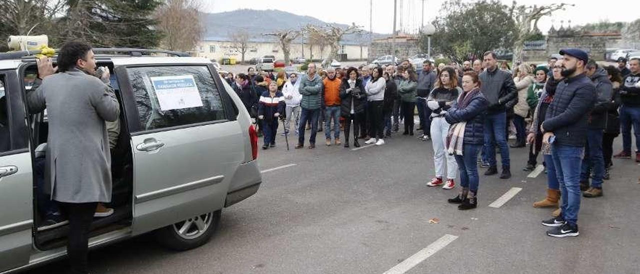 El portavoz del BNG, Manu Lourenzo, explica ayer a los manifestantes los motivos por los que se tuvo que suspender la caravana de coches en defensa de la sanidad pública. // Alba Villar