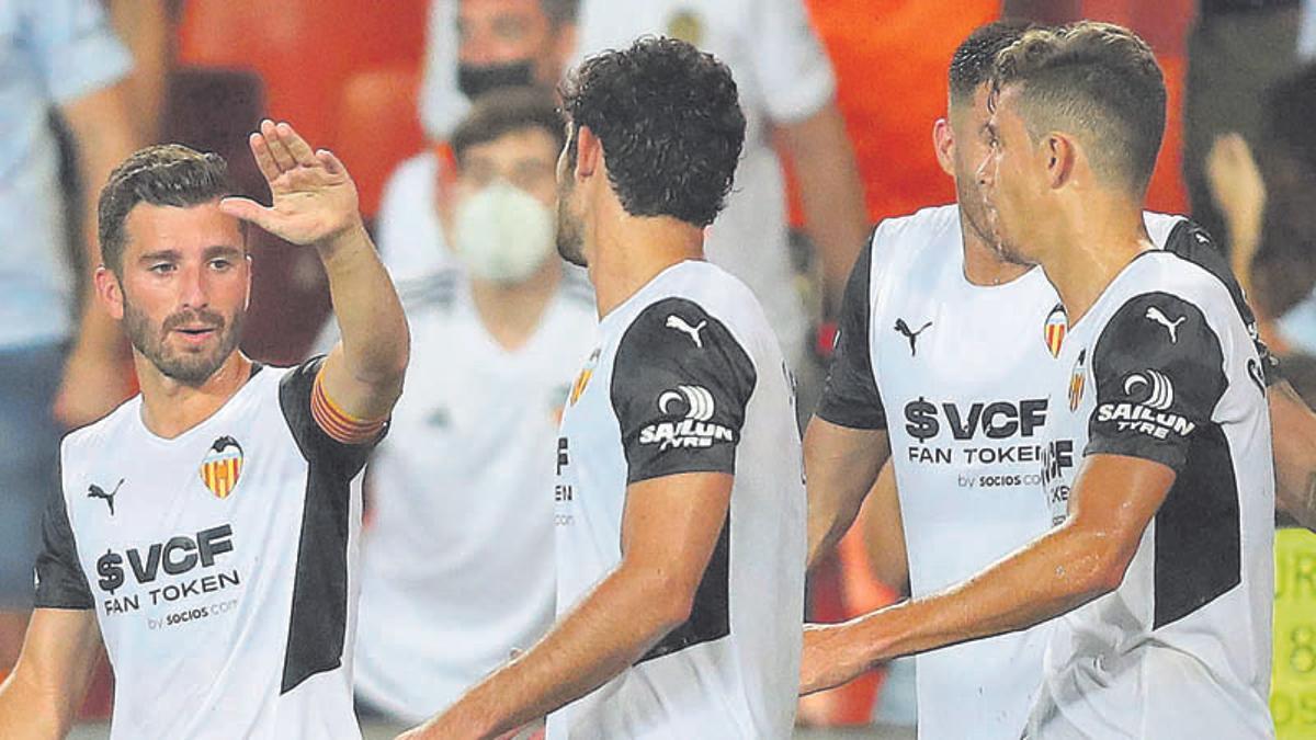 Gayà y Guedes, celebrando un gol