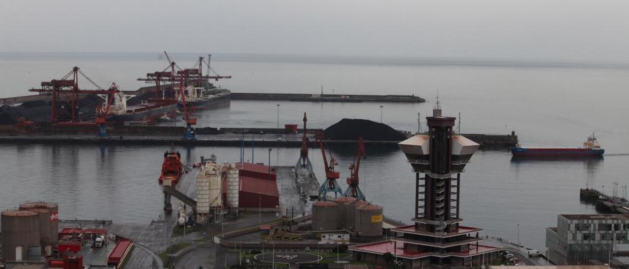 Instalaciones del puerto de El Musel.