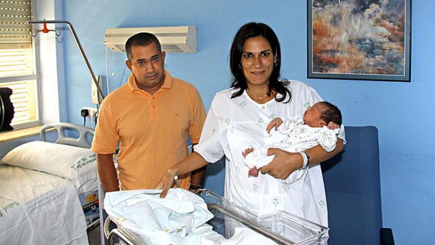 Javier Mariscal y Soledad Puertas, padres del primer bebé de España libre de una enfermedad hereditaria, en Sevilla.