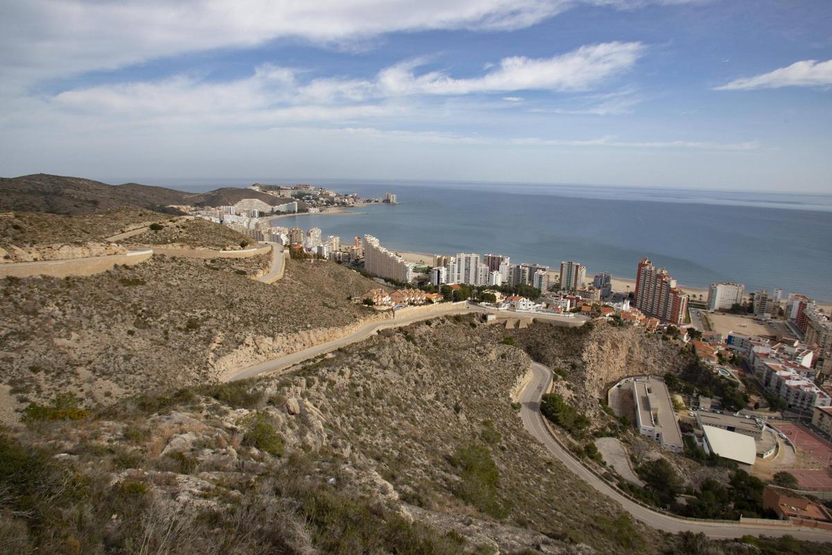 Los viales de la urbanización que serpentean la montaña