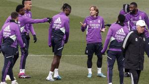 Modric y Camavinga bromean durante el entrenamiento del Real Madrid de este miércoles en Valdebebas.