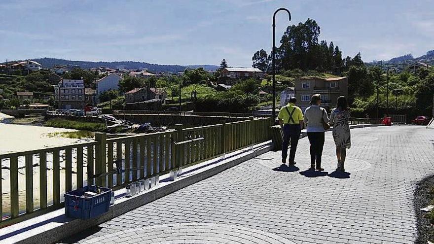 La alcaldesa y la jefa de Costas visitaron ayer la obra. // S.A.