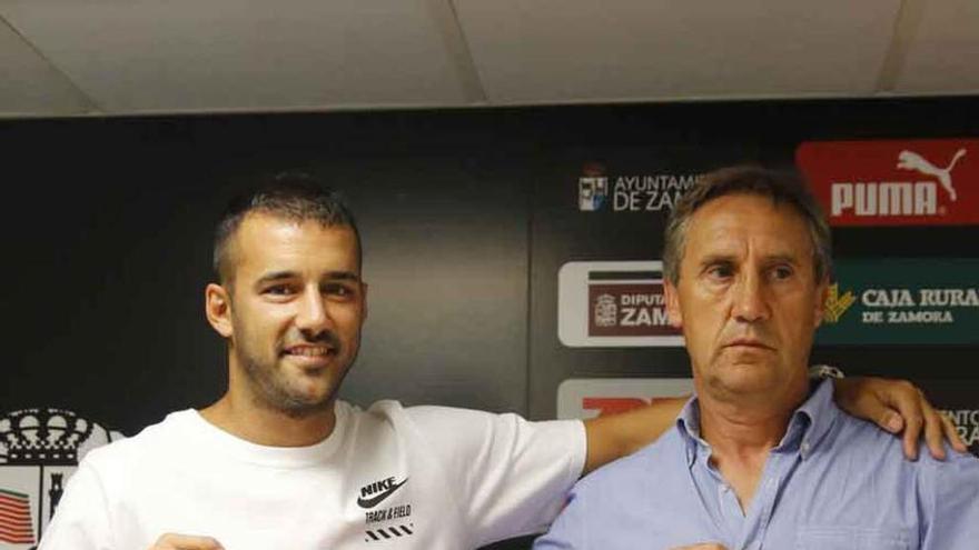 Edu Ruiz y Balta posan en la presentación del lateral.