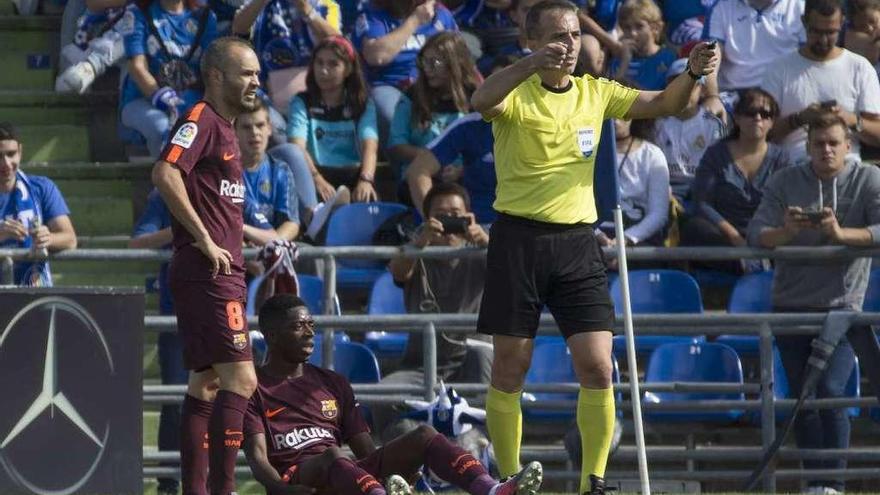 Lesión muscular de Dembélé | El delantero francés del Barcelona Ousmane Dembélé, que se lesionó en la primera mitad del partido frente al Getafe, sufre una lesión muscular en los isquiotibiales del muslo izquierdo, según informó el club azulgrana. Dembélé se encuentra pendiente de más pruebas para saber alcance exacto de una lesión que se produjo a los 24 minutos de partido al dar un taconazo para ceder un balón a Luis Suárez.  &quot;Es un freno porque va a estar un tiempo inactivo. Es una pena para nosotros porque estaba entrando y ahora va a tener que parar. Esperemos que no esté mucho tiempo parado&quot;, valoró Valverde.