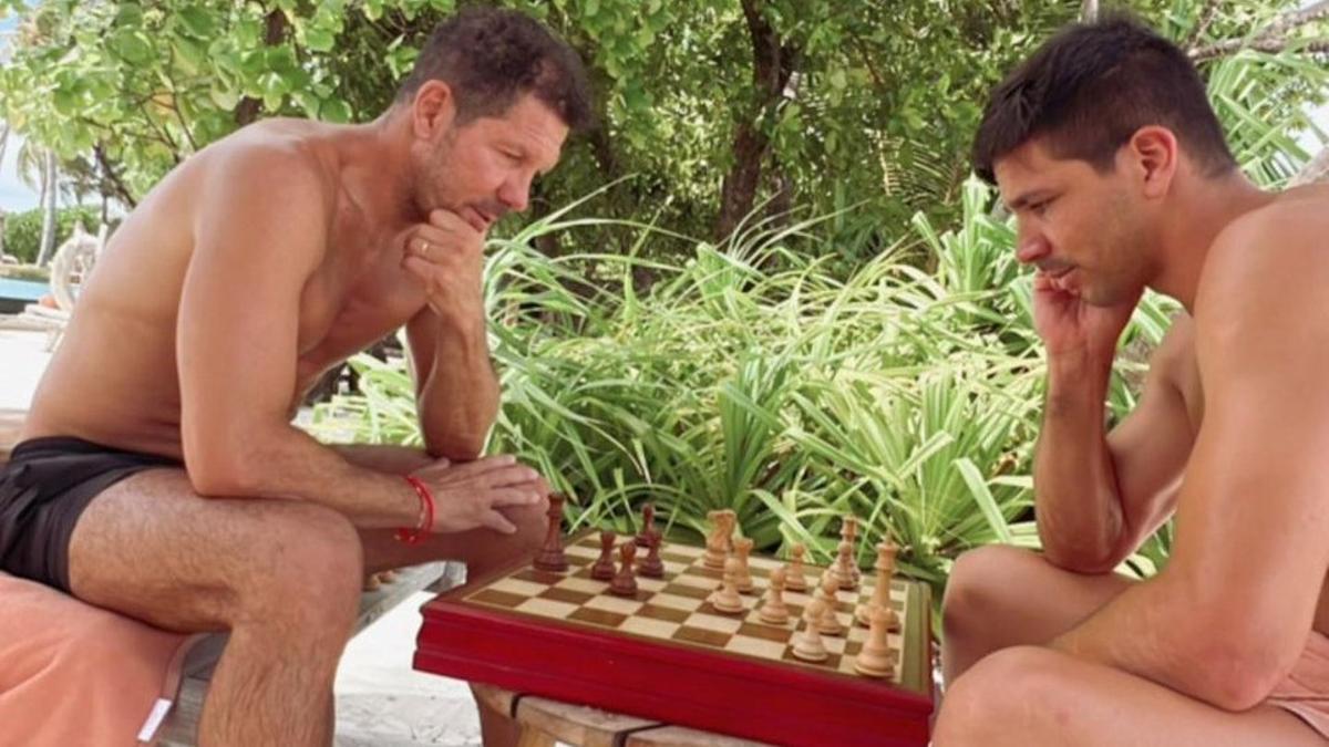 Simeone jugando una partida de ajedrez con su hijo Gio