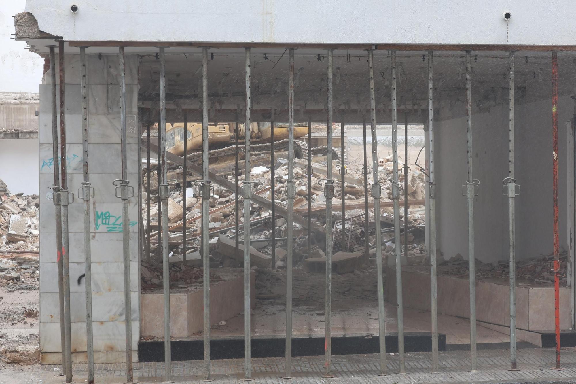 Derribo de un edificio en la calle Aragón de Vila