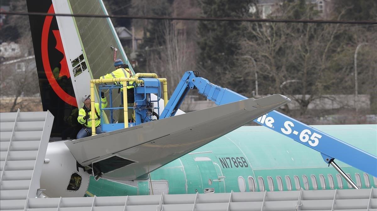 Operarios de Boeing trabajan en la fabricación de un modelo 737 MAX.