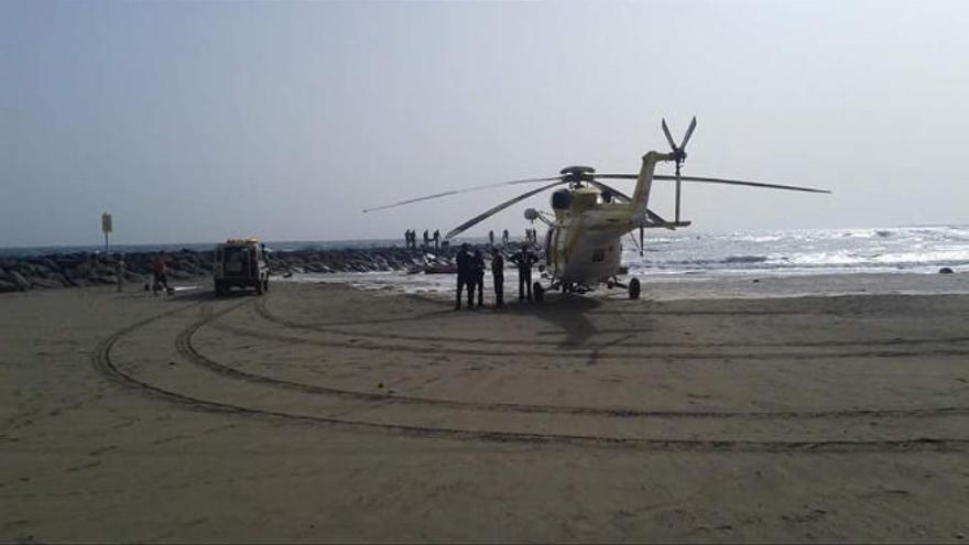 Al fondo, en el espigón, los efectivos que intentaban rescatar al bañista en la playa del Cochino, ayer.