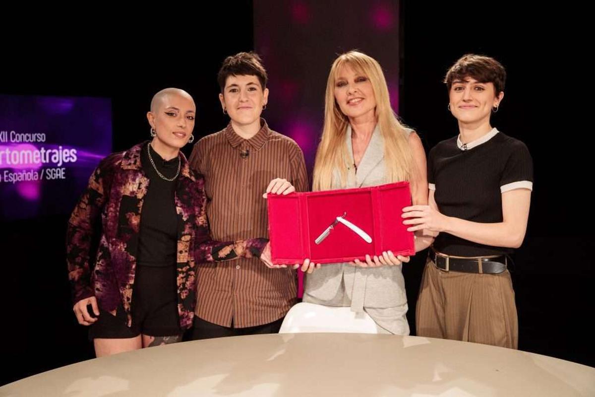 Isa Luengo, Marina Freixa y Sofía Esteve recogen el premio por "Els buits" de manos de Cayetana Guillén Cuervo