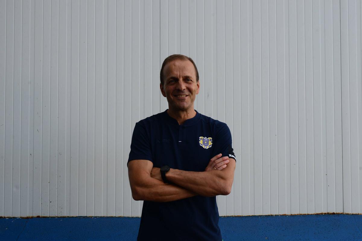 Quique Domínguez. Entrenador. Edad: 57 años. Lugar de nacimiento: Pontevedra. Núm. temporadas en el club: 2 Quique Domínguez. Entrenador. Edad: 57 años. Lugar de nacimiento: Pontevedra. Núm. temporadas en el club: 2