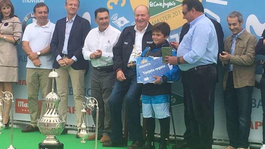 El pequeño Pablo Rodríguez recoge el premio del Rey emérito.