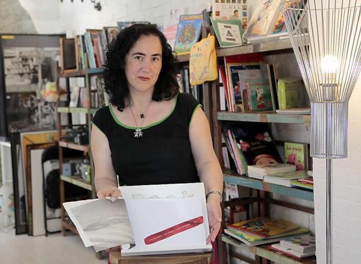 La escritora Ana Lamela posa en el espacio Toma 3 con «Zebra», el libro recién presentado.