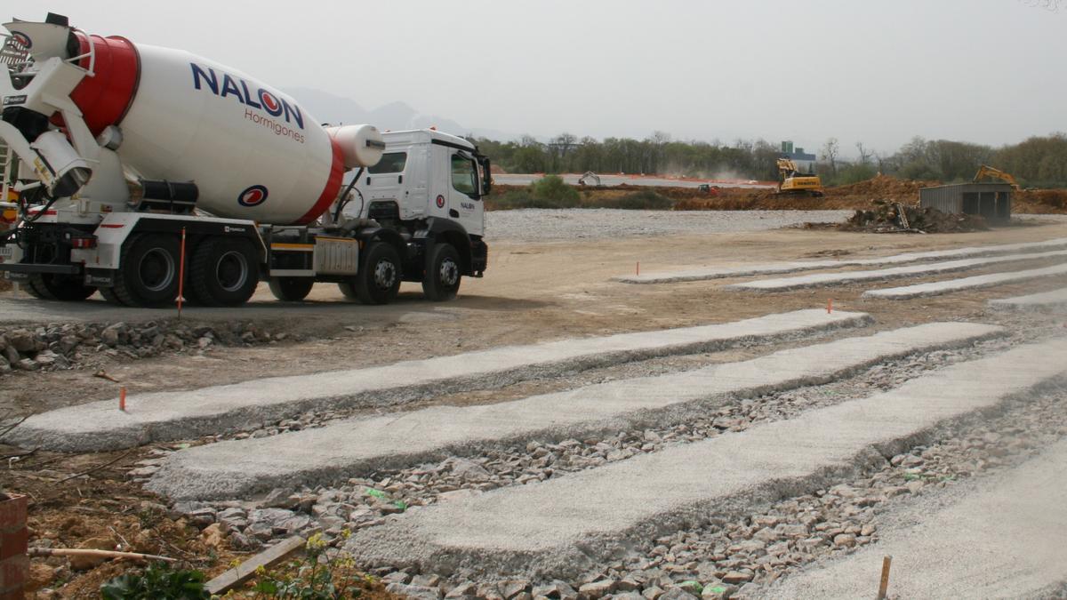 Obras en la zona de Bobes donde se implantará Amazon